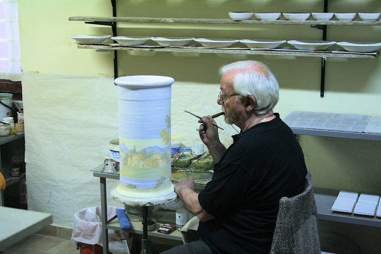 Ceramic painter in Castelli